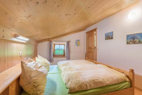 洛弗附近圣马丁Ferienwohnung Spielberg的一张位于带木制天花板的客房内的大床