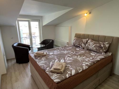 奥赫里德Majap hostel的一间卧室配有一张床和一张桌子及椅子