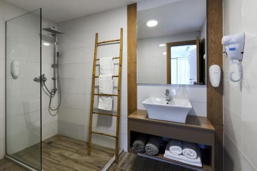 阿基欧斯尼古拉斯Blu Acqua Hotel的一间带水槽和淋浴的浴室