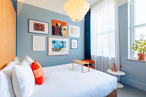 吕伐登Hotel Vie Via - Just a room的一间卧室配有一张蓝色墙壁的床