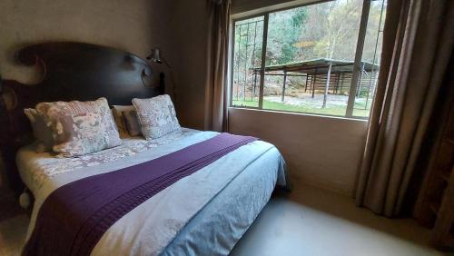 德尔斯特鲁姆Lake House的一间卧室设有一张大床和大窗户