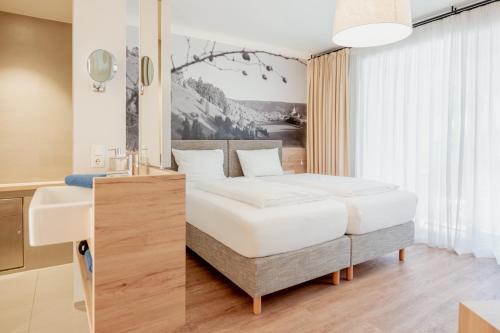 金丁Landgasthof Wagner的卧室配有白色的床和书桌