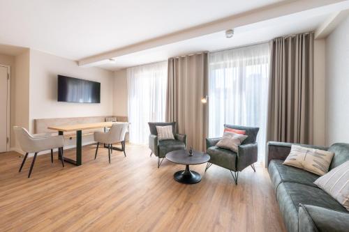 波茨坦Design Apartments Potsdam - Luise的客厅配有沙发和桌椅