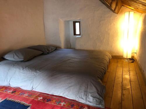 DompnacMaison rurale au cœur des Cévennes Ardéchoises的一张位于房间的床,房间一侧有灯