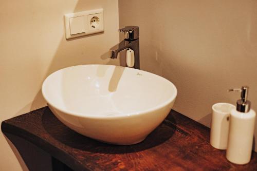 Amberhouse的一个带白色碗水槽的柜台浴室
