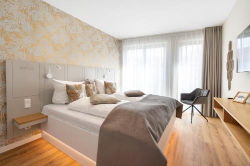 波茨坦Design Apartments Potsdam - Luise的卧室配有一张白色大床