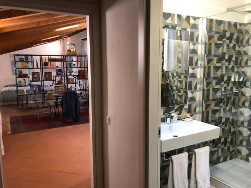 米兰伊索拉利伯拉旅馆的一间带水槽和镜子的浴室