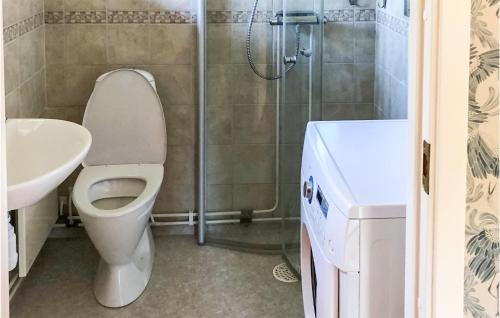 费尔耶斯塔登Lovely Home In Frjestaden With Wifi的浴室配有卫生间、盥洗盆和淋浴。