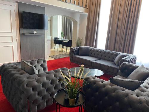 布鲁塞尔La Bourse Hotel的客厅配有沙发和桌子