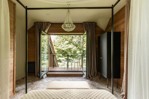亚列姆切Poderey Villas的一间卧室设有一张床和一个大窗户