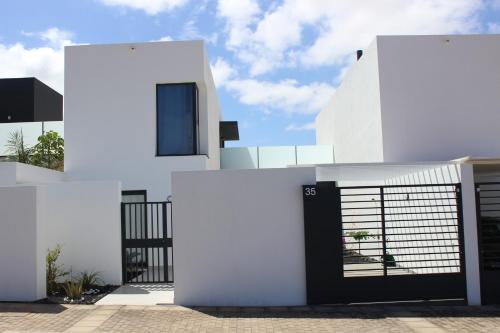 拉奥利瓦Villa Sol Fuerteventura的前面有黑色门的白色房子