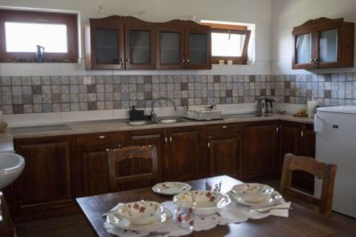 Kovács tanya - falusi szálláshely的厨房配有带餐具的桌子