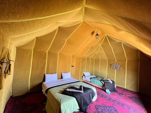 梅尔祖卡Merzouga Camp & Desert Activities的帐篷内一间卧室,配有一张床
