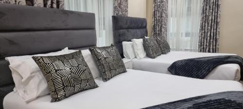 布兰太尔InstaHomes by Tru - Villa的卧室内的两张床和枕头