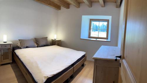 La BrévineBrasel的一间小卧室,配有床和窗户