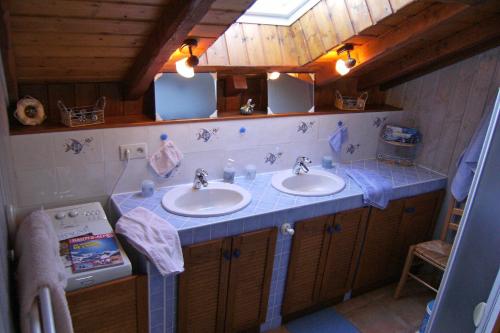 La Roche-des-ArnaudsGite Le Clos de Lumière的浴室设有2个水槽和蓝色台面