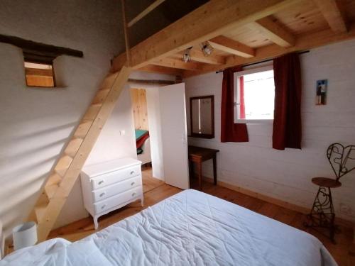 MasseubeLa Contesse的卧室配有白色的床和楼梯。