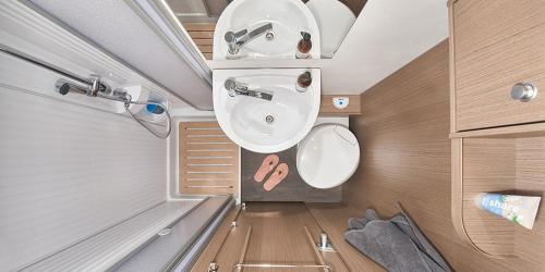 都柏林Break Away Campers的一间带水槽和卫生间的小浴室