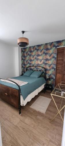 ChâteaubourgAppartement chaleureux en Ardèche的一间卧室配有一张带墙壁的床