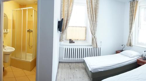 库多瓦-兹德鲁伊Willa Dunajec的客房设有两张床和一间带淋浴的浴室。