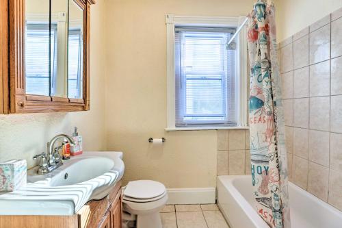 艾伦镇Pet-Friendly Allentown Retreat with Backyard!的浴室配有盥洗盆、卫生间和浴缸。
