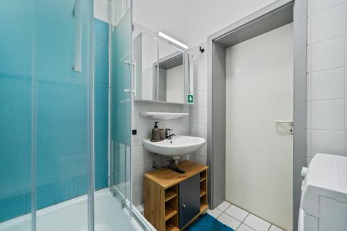 威廉港Infinity Stay: Bis zu 4 Personen Zentrum Wassernah Netflix的一间带水槽和淋浴的浴室