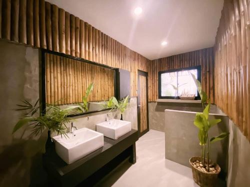 爱妮岛里奥别墅度假酒店的浴室设有2个水槽和2面镜子