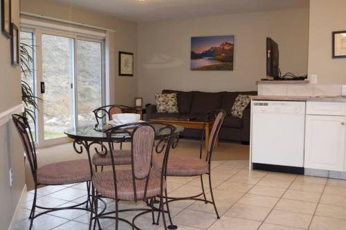 莱斯布里奇Paradise Canyon Golf Resort - Luxury Condo M403的厨房以及带桌椅的起居室。