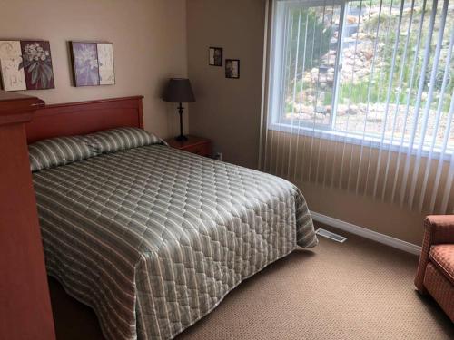 莱斯布里奇Paradise Canyon Golf Resort - Luxury Condo M403的一间卧室设有一张床和一个大窗户
