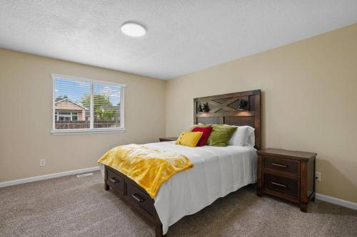 博伊西Remodeled, Charming Retreat on the City's Doorstep的一间卧室设有一张大床和一个窗户。