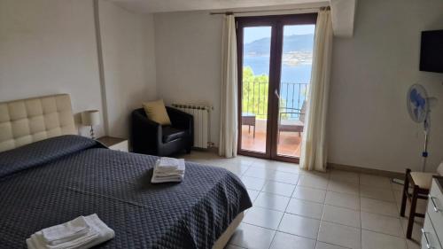 博萨萨鲁梅内拉酒店的一间带一张床和一把椅子的卧室以及一个阳台