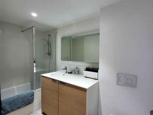 莱热Appartement Les Gets, 5 pièces, 8 personnes - FR-1-598-94的一间带水槽和淋浴的浴室