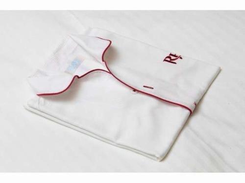武藏野东京武藏野里士满酒店的一件白色衬衫,上面有红色条纹
