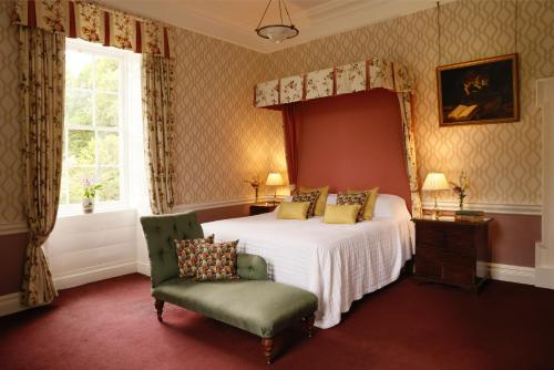 Riverstown库珀斯希尔酒店的卧室配有床、椅子和窗户。