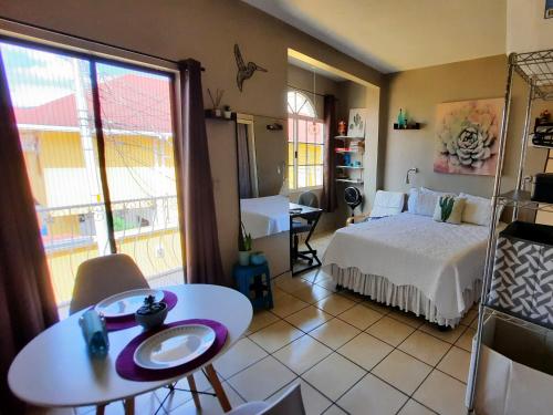 特古西加尔巴Cómodo Apartamento privado的一间卧室配有一张床和一张桌子,另一间卧室配有桌子。