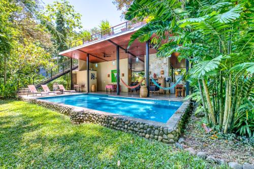 别霍港Villas Piña - Adults only的一座带秋千的游泳池的房子