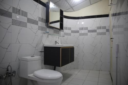 TālValhalla Resort Kumrat的一间带卫生间和水槽的浴室