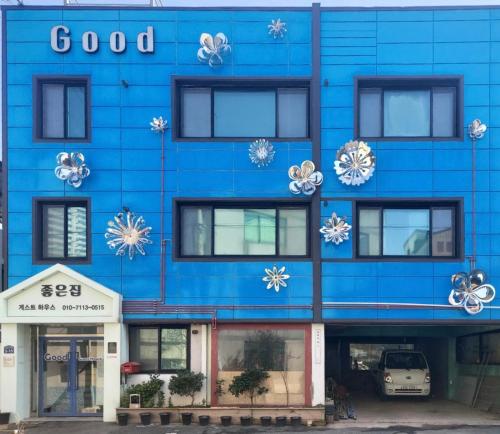 木浦市Jo Eun Jip Guesthouse的蓝色的建筑,上面有雪花