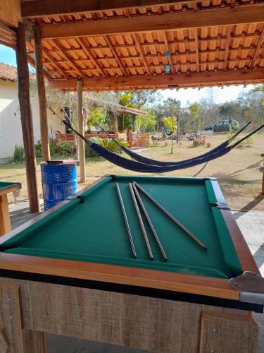 里奥克拉鲁Espaço Sítio Natural - Espaço de Lazer e Hospedagem - Rio Claro的庭院内一张带吊床的台球桌