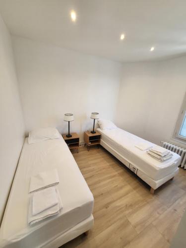 圣吉欧梅斯Maison COSY à 4km BERCY ARENA 15mn PARIS gare 800m的一间卧室设有两张床和窗户。