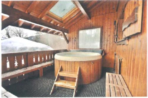 莫里永Chalet Esprit的小木屋设有桑拿浴室和木椅