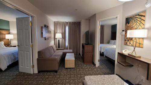 卡尔加里驻桥套房酒店 - 卡尔加里机场的酒店客房设有一张沙发和一张床