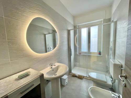 圣莫里吉奥卡瓦纳斯Villa Fiorita的一间带水槽、卫生间和镜子的浴室