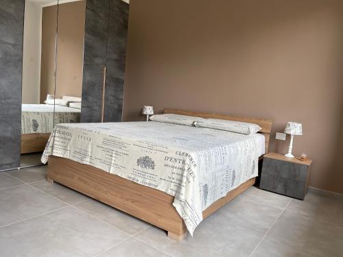 圣莫里吉奥卡瓦纳斯Villa Fiorita的卧室配有一张带白色被子和镜子的床