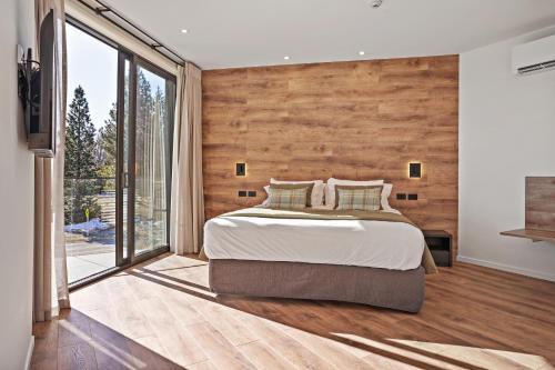 特卡波湖Grand Suites Lake Tekapo的一间卧室设有一张大床和一个大窗户