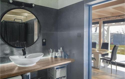 什切青2 Bedroom Lovely Home In Szczecin的一间带水槽和镜子的浴室