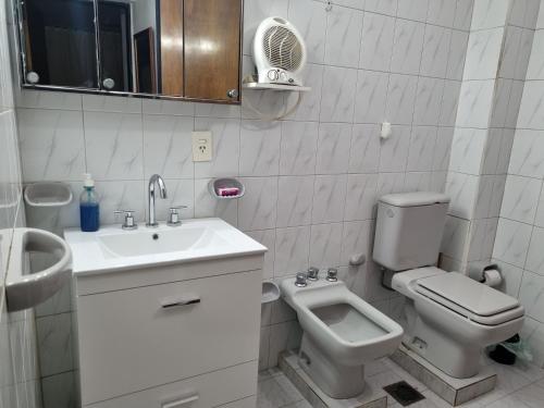 门多萨La casa de Chiqui的白色的浴室设有水槽和卫生间。