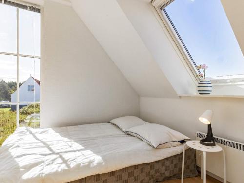 诺尔林格比Holiday Home Lyngbyvej V的一间卧室设有一张床和一个窗口
