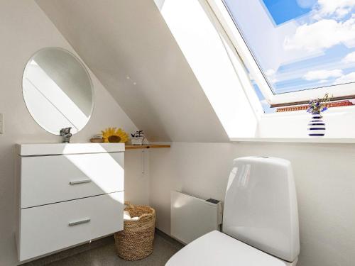 诺尔林格比Holiday Home Lyngbyvej V的浴室配有白色卫生间和天窗。