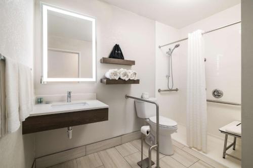 Campton坎普戴斯酒店的一间带水槽、卫生间和镜子的浴室